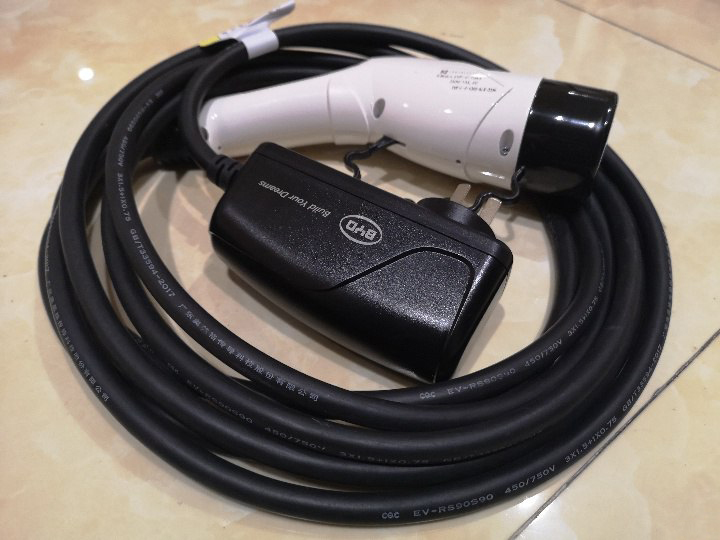 Le chargeur de voiture BYD utilise un câble OMG